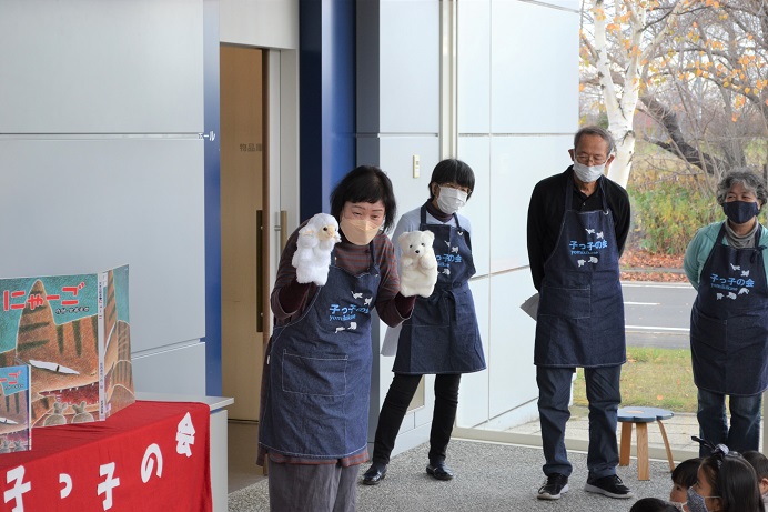 11月13日の子っ子の会おはなし会の様子1