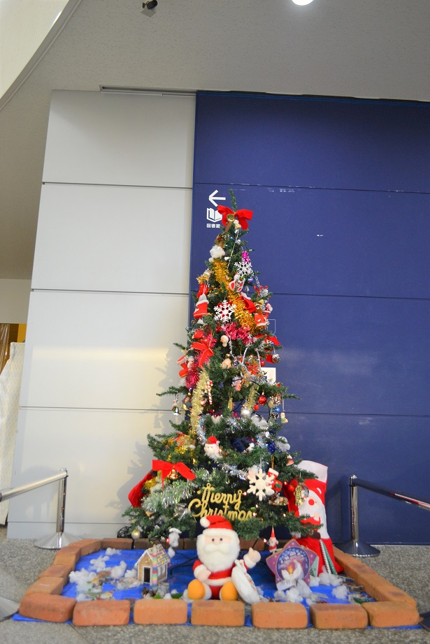 エントランスホールのクリスマスツリーの写真2