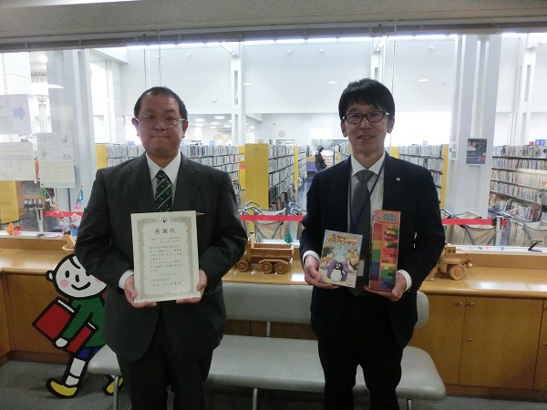 市民図書館へボードゲームの寄贈写真２