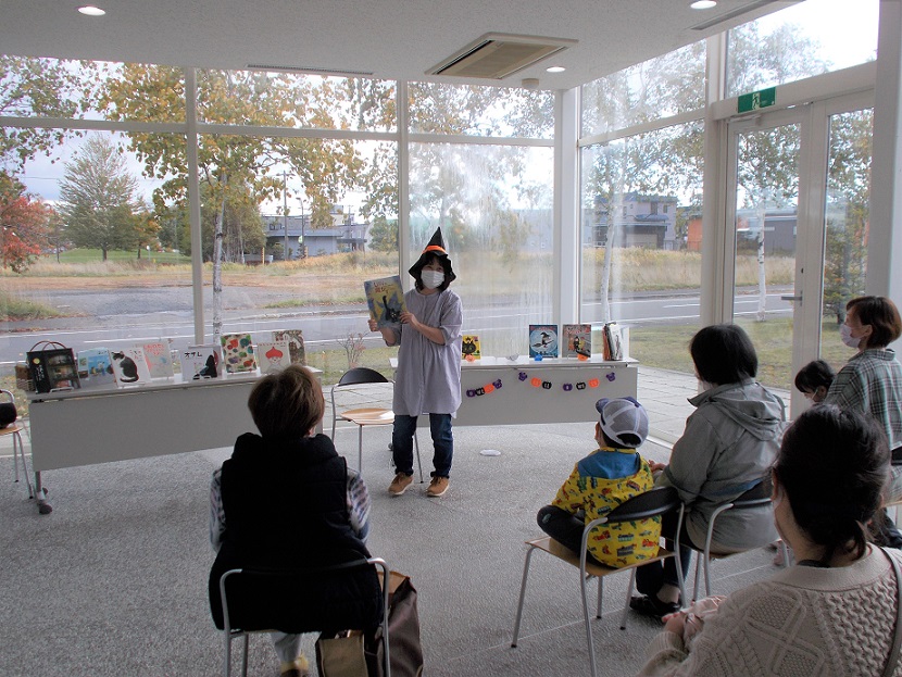 大きな木ハロウィン絵本会の様子1