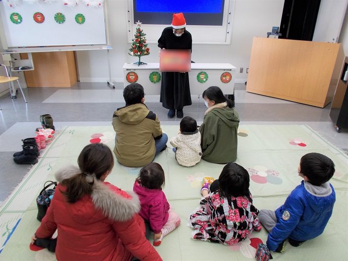 びっくりばこさんのクリスマスおはなし会の様子1