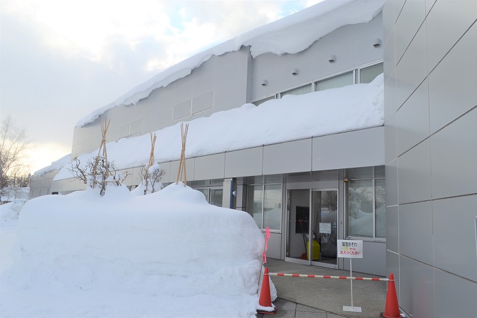 図書館東側の雪庇