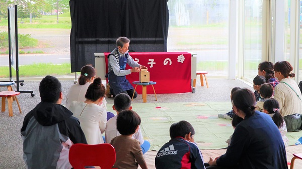 よみきかせ「子っ子の会」さんおはなし会写真3