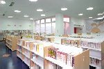 こどものコーナーの書架